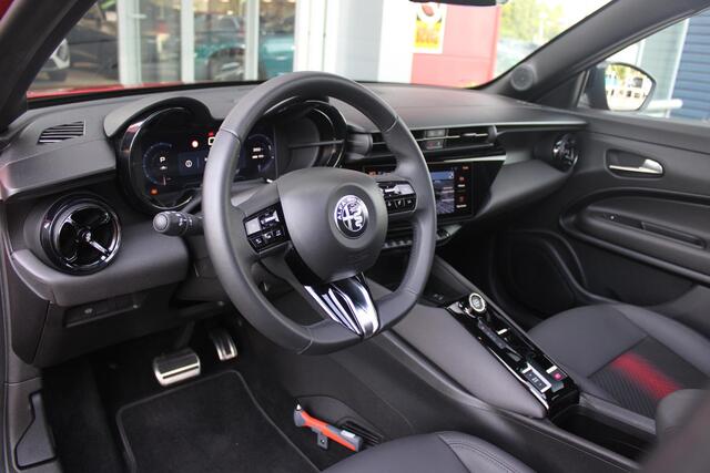 Alfa Romeo Junior ELETTRICA SPECIALE 156PK 54 kWh | PANORAMISCH SCHUIF/KANTEL DAK | BICOLOR DAK (ZWART DAK) | WARMTEPOMP | TECHNOLOGIE PAKKET (O.A. FULL LED ADAPTIVE MATRIX KOPLAMPEN/DODEHOEK DETECTIE/DRAADLOZE TELEFOONLADER/ACHTERUITRIJ CAMERA/PARKEERSENSOREN VOOR, ACHTER