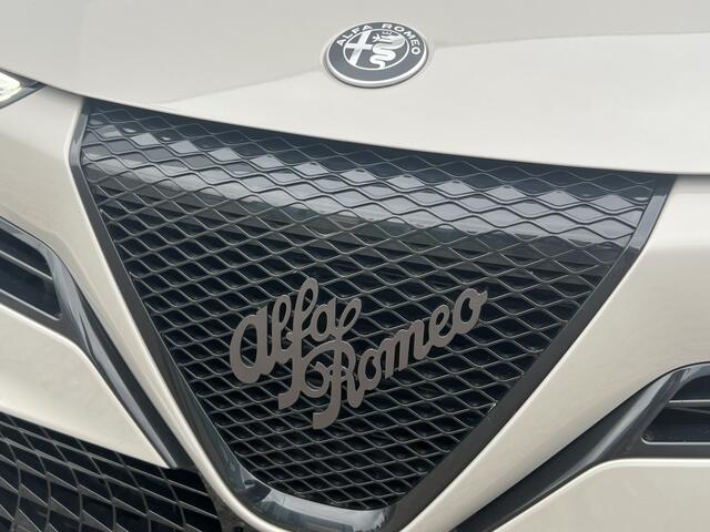 Alfa Romeo Junior 1.2 Turbo 136 PK Ibrida | Carplay | Cruise | LED | Clima | 17"