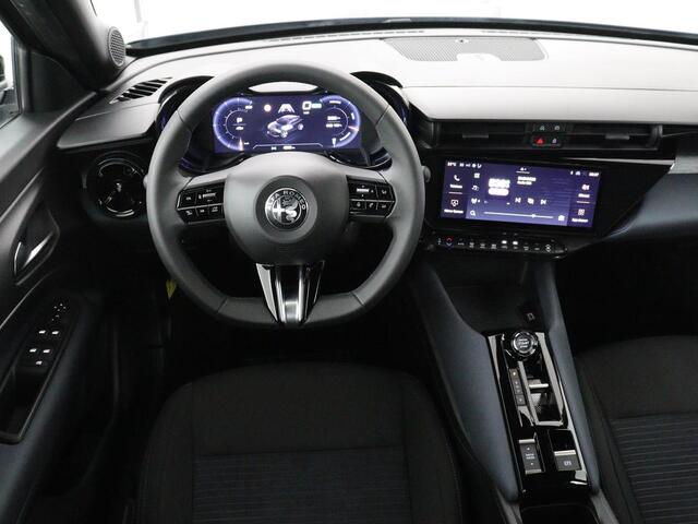 Alfa Romeo Junior Elettrica 54 kWh | SOH 97,3% | Adaptive cruise | Carplay | Full LED | Parkeerhulp | Climate control | Digital Cockpit | 18'' velgen | Keyless start
