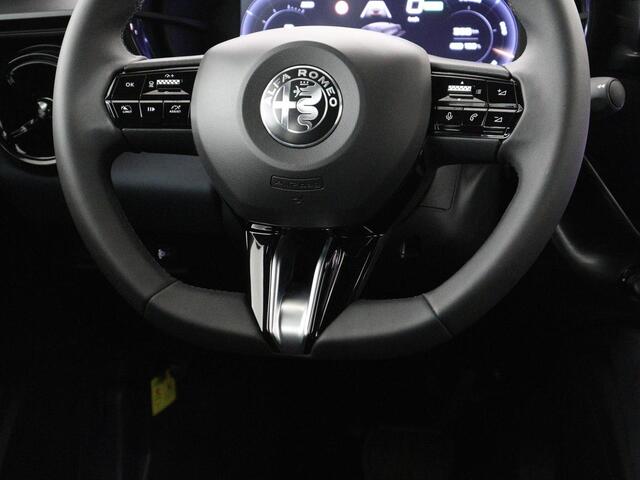Alfa Romeo Junior Elettrica 54 kWh | SOH 97,3% | Adaptive cruise | Carplay | Full LED | Parkeerhulp | Climate control | Digital Cockpit | 18'' velgen | Keyless start