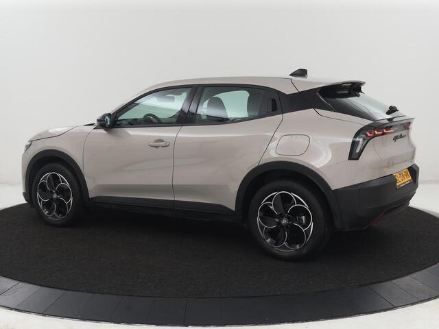 Alfa Romeo Junior Elettrica 54 kWh | SOH 97,3% | Adaptive cruise | Carplay | Full LED | Parkeerhulp | Climate control | Digital Cockpit | 18'' velgen | Keyless start
