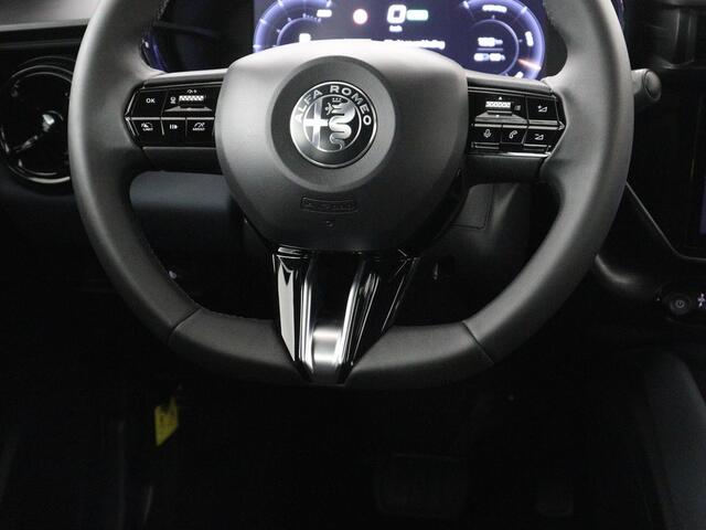 Alfa Romeo Junior Elettrica 54 kWh | SOH 97,3% | Adaptive cruise | Carplay | Full LED | Parkeerhulp | Climate control | Digital Cockpit | 18'' velgen | Keyless start