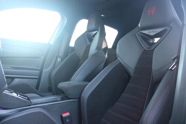 Alfa Romeo Junior ELETTRICA SPECIALE 156PK 54 kWh | "SABELT" SPORTSTOELEN ELEKTRISCH VERSTELBAAR MET LEDEREN/ALCANTARA BEKLEDING | PANORAMISCH SCHUIF/KANTEL DAK | BICOLOR DAK (ZWART DAK) | WARMTEPOMP | TECHNOLOGIE PAKKET (O.A. FULL LED ADAPTIVE MATRIX KOPLAMPEN/DODEHOEK DE