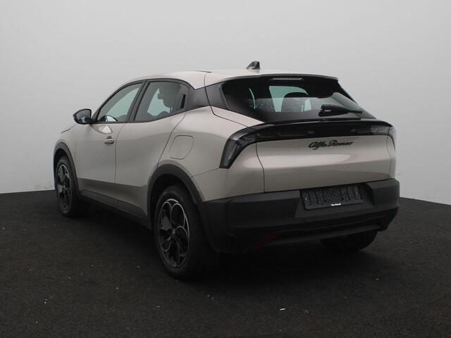 Alfa Romeo Junior Elettrica 54 kWh | Apple Carplay/Android Auto | Climate control | 18" Lichtmetalen velgen | Parkeersensoren
