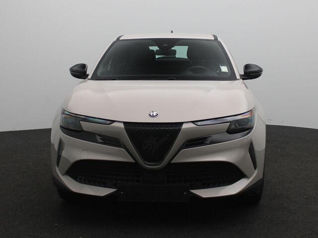 Alfa Romeo Junior Elettrica 54 kWh | Apple Carplay/Android Auto | Climate control | 18" Lichtmetalen velgen | Parkeersensoren