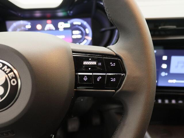 Alfa Romeo Junior Elettrica 54 kWh | Apple Carplay/Android Auto | Cruise Control | Lichtmetalen Velgen | Airconditioning |
