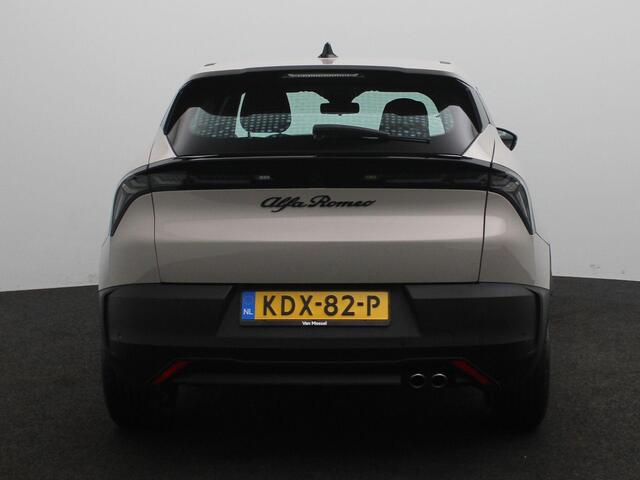 Alfa Romeo Junior 1.2 Turbo Hybrid Ibrida | Apple Carplay/Android Auto | Parkeersensoren | Climate Control | Cruise Control | Lichtmetalen Velgen |