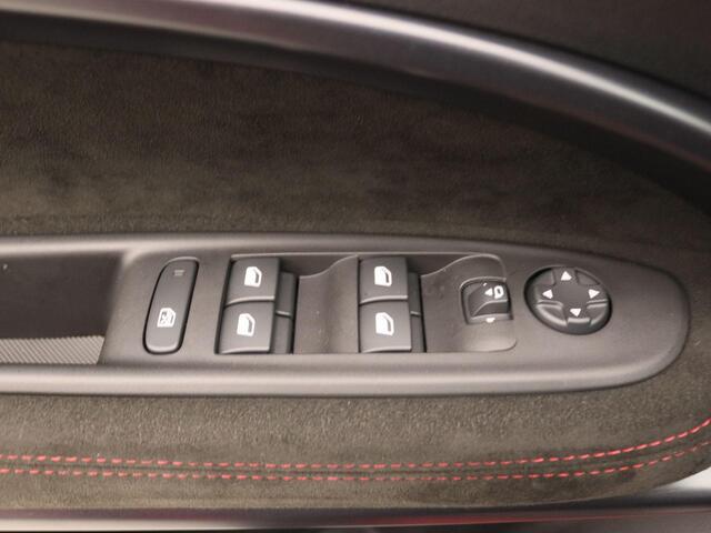Alfa Romeo Junior 1.2 Turbo Hybrid Ibrida Q4 | 4-Wiel Aandrijving | Sabelt Sportstoelen | Panoramisch Dak | NAVI | Parkeercamera Achter |