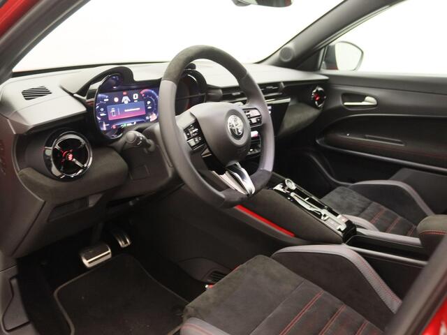 Alfa Romeo Junior 1.2 Turbo Hybrid Ibrida Q4 | 4-Wiel Aandrijving | Sabelt Sportstoelen | Panoramisch Dak | NAVI | Parkeercamera Achter |