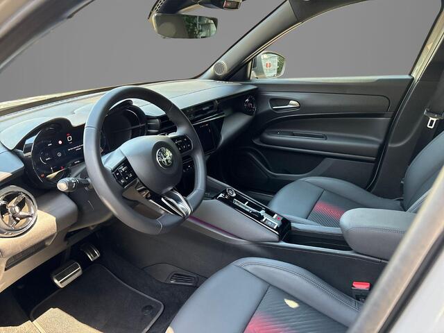 Alfa Romeo Junior 1.2 Turbo Hybrid Ibrida Speciale | Navigatie | Parkeersensoren | Camera | Apple Carplay/Android Auto | LMV 18"| Cimate Control | Cruise control |