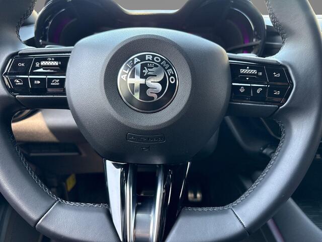 Alfa Romeo Junior 1.2 Turbo Hybrid Ibrida Speciale | Navigatie | Parkeersensoren | Camera | Apple Carplay/Android Auto | LMV 18"| Cimate Control | Cruise control |