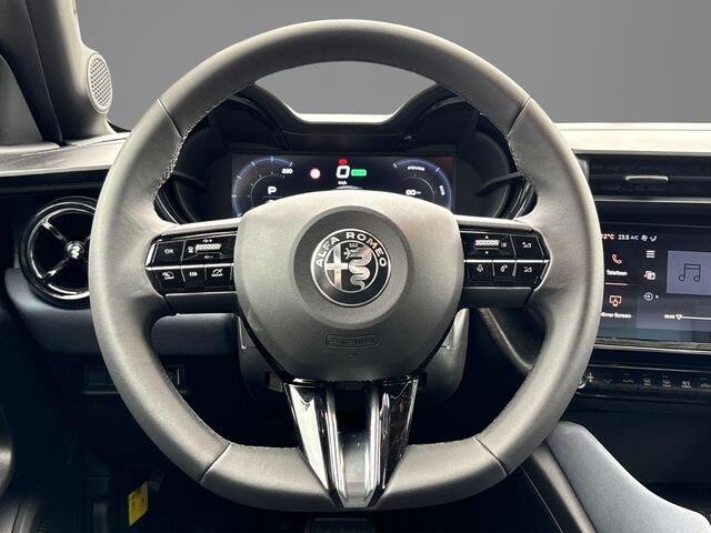 Alfa Romeo Junior Elettrica 54 kWh | Apple Carplay/Android Auto | Climate Control | Parkeersensoren | Cruise Control | Lichtmetalen Velgen 18" |