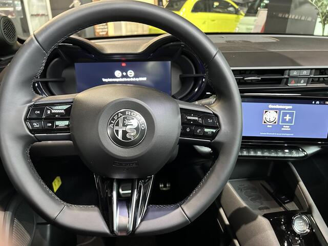 Alfa Romeo Junior Elettrica Speciale 54 kWh | Navigatie | Parkeersensoren | Camera | Elektrsich Schuifdak | LMV 18" | Cruise Controle | Climate controle |