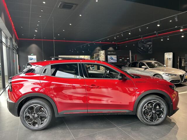 Alfa Romeo Junior Elettrica Speciale 54 kWh | Navigatie | Parkeersensoren | Camera | Elektrsich Schuifdak | LMV 18" | Cruise Controle | Climate controle |