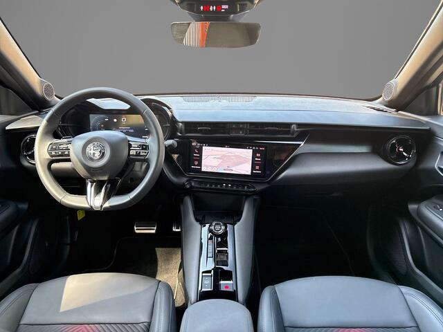 Alfa Romeo Junior 1.2 Turbo Hybrid Ibrida Speciale | Navigatie | Parkeersensoren | Camera | Apple Carplay/Android Auto | LMV 18"| Cimate Control | Cruise control |
