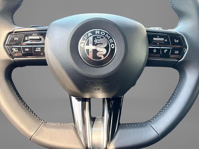 Alfa Romeo Junior 1.2 Turbo Hybrid Ibrida Speciale | Navigatie | Parkeersensoren | Camera | Apple Carplay/Android Auto | LMV 18"| Cimate Control | Cruise control |