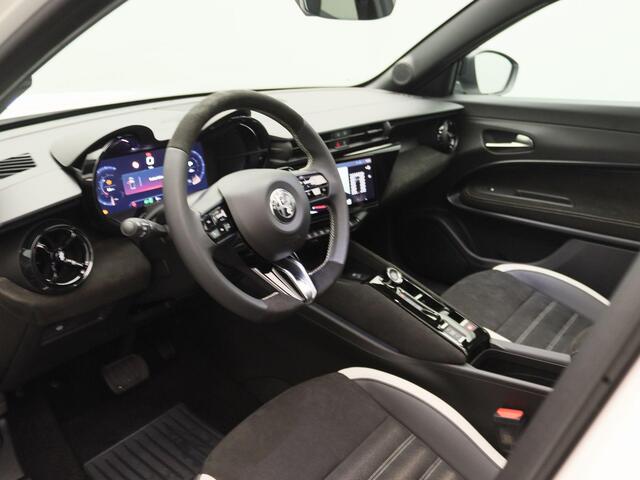 Alfa Romeo Junior 1.2 Turbo Hybrid Ibrida Sport Speciale | Alcantara | Panoramadak | Technopack | Speciale Actieprijs! |