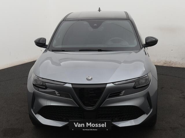Alfa Romeo Junior Elettrica Speciale 54 kWh | Navigatie | Parkeersensoren | Camera | Stoelverwarming | Warmtepomp | LMV 18"|