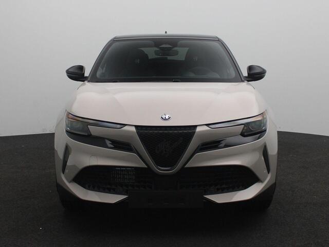 Alfa Romeo Junior 1.2 Turbo Hybrid Ibrida Sport Speciale | Techno Pack | Electrisch Panorama Schuifdak | LMV 18" | Two-Tone kleur | Spciale Actie Korting! |