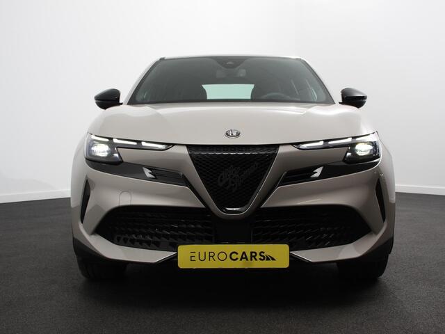 Alfa Romeo Junior Elettrica Automaat 156PK Adaptieve Cruise Control Full Led Matrix Parkeer sensoren Navigatie Apple Carplay / Android auto Climate Control