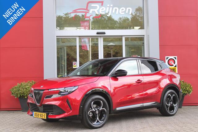 Alfa Romeo Junior 1.2 145PK AUTOMAAT Hybrid IBRIDA TI | PACK TECH LITE: (LED MATRIX KOPLAMPEN, DODEHOEK DETECTIE, ELEKTRISCH BEDIENBARE ACHTERKLEP, KEYLESS ENTRY, ACHTERUITRIJ CAMERA, PARKEERSENSOREN VOOR ACHTER EN ZIJKANT, DRAADLOZE TELEFOONLADER, LANE ASSIST, ADAPTIVE CRUISE CONTROL) | PACK TI: (ELEKTRISCH BEDIENBARE BESTUUDERSSTOEL, VERKEERSBORDEN WEERGAVE, GETINTE ACHTERRUITEN, SFEER VERLICHTING, GLANZEND ZWARTE BODYKIT, 10,25" TOUCHSCREEN, LEDEREN STUURWIEL, VERSTELBARE KOFFERVLOER OP 3 NIVEAUS) | 18" LICHTMETALEN VELGEN "FORI" | BRERA RED MET ZWART DAK | DRAADLOZE APPLE CARPLAY/ANDROID AUTO | NAVIGATIE | MASSAGE FUNCTIE OP DE BESTUURDERSSTOEL | STOEL VERWARMING |
