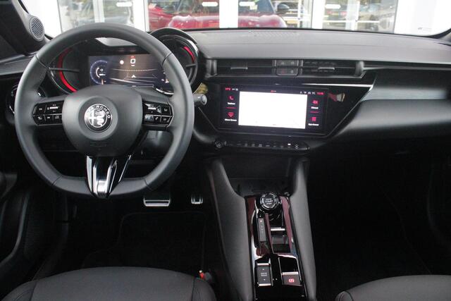 Alfa Romeo Junior 1.2 145PK AUTOMAAT Hybrid IBRIDA TI | PACK TECH LITE: (LED MATRIX KOPLAMPEN, DODEHOEK DETECTIE, ELEKTRISCH BEDIENBARE ACHTERKLEP, KEYLESS ENTRY, ACHTERUITRIJ CAMERA, PARKEERSENSOREN VOOR ACHTER EN ZIJKANT, DRAADLOZE TELEFOONLADER, LANE ASSIST, ADAPTIVE CRUISE CONTROL) | PACK TI: (ELEKTRISCH BEDIENBARE BESTUUDERSSTOEL, VERKEERSBORDEN WEERGAVE, GETINTE ACHTERRUITEN, SFEER VERLICHTING, GLANZEND ZWARTE BODYKIT, 10,25" TOUCHSCREEN, LEDEREN STUURWIEL, VERSTELBARE KOFFERVLOER OP 3 NIVEAUS) | 18" LICHTMETALEN VELGEN "FORI" | BRERA RED MET ZWART DAK | DRAADLOZE APPLE CARPLAY/ANDROID AUTO | NAVIGATIE | MASSAGE FUNCTIE OP DE BESTUURDERSSTOEL | STOEL VERWARMING |
