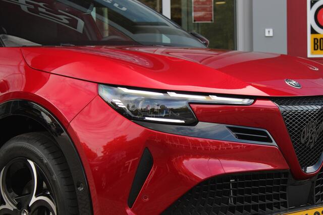 Alfa Romeo Junior 1.2 145PK AUTOMAAT Hybrid IBRIDA TI | PACK TECH LITE: (LED MATRIX KOPLAMPEN, DODEHOEK DETECTIE, ELEKTRISCH BEDIENBARE ACHTERKLEP, KEYLESS ENTRY, ACHTERUITRIJ CAMERA, PARKEERSENSOREN VOOR ACHTER EN ZIJKANT, DRAADLOZE TELEFOONLADER, LANE ASSIST, ADAPTIVE CRUISE CONTROL) | PACK TI: (ELEKTRISCH BEDIENBARE BESTUUDERSSTOEL, VERKEERSBORDEN WEERGAVE, GETINTE ACHTERRUITEN, SFEER VERLICHTING, GLANZEND ZWARTE BODYKIT, 10,25" TOUCHSCREEN, LEDEREN STUURWIEL, VERSTELBARE KOFFERVLOER OP 3 NIVEAUS) | 18" LICHTMETALEN VELGEN "FORI" | BRERA RED MET ZWART DAK | DRAADLOZE APPLE CARPLAY/ANDROID AUTO | NAVIGATIE | MASSAGE FUNCTIE OP DE BESTUURDERSSTOEL | STOEL VERWARMING |