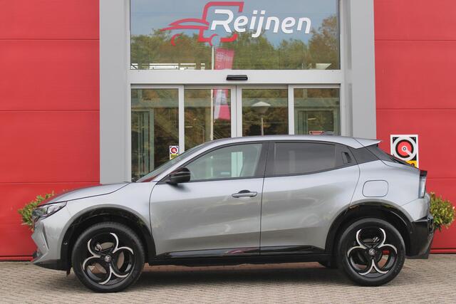 Alfa Romeo Junior 1.2 145PK AUTOMAAT Hybrid IBRIDA TI | TECHNO PACK: (LED MATRIX KOPLAMPEN, DRAADLOZE TELEFOONLADER, DODEHOEK DETECTIE, PARKEERSENSOREN VOOR ACHTER EN ZIJKANT, NAVIGATIE, ELEKTRISCH BEDIENBARE ACHTERKLEP, KEYLESS ENTRY, ADAPTIVE CRUISE CONTROL, ACHTERUITRIJ CAMERA) | PACK TI: (ELEKTRISCH BEDIENBARE BESTUUDERSSTOEL, VERKEERSBORDEN WEERGAVE, GETINTE ACHTERRUITEN, SFEER VERLICHTING, GLANZEND ZWARTE BODYKIT, 10,25" TOUCHSCREEN, LEDEREN STUURWIEL, VERSTELBARE KOFFERVLOER OP 3 NIVEAUS) | 18" LICHTMETALEN VELGEN "FORI" | DRAADLOZE APPLE CARPLAY/ANDROID AUTO | MASSAGE FUNCTIE OP DE BESTUURDERSSTOEL | STOEL VERWARMING | VOORRUIT VERWARMING |