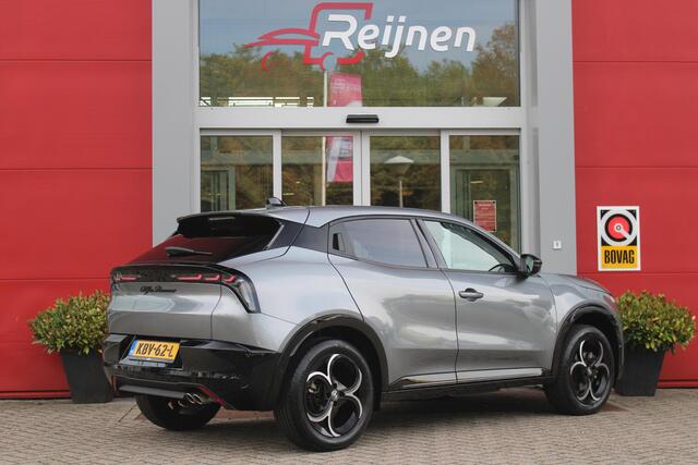 Alfa Romeo Junior 1.2 145PK AUTOMAAT Hybrid IBRIDA TI | TECHNO PACK: (LED MATRIX KOPLAMPEN, DRAADLOZE TELEFOONLADER, DODEHOEK DETECTIE, PARKEERSENSOREN VOOR ACHTER EN ZIJKANT, NAVIGATIE, ELEKTRISCH BEDIENBARE ACHTERKLEP, KEYLESS ENTRY, ADAPTIVE CRUISE CONTROL, ACHTERUITRIJ CAMERA) | PACK TI: (ELEKTRISCH BEDIENBARE BESTUUDERSSTOEL, VERKEERSBORDEN WEERGAVE, GETINTE ACHTERRUITEN, SFEER VERLICHTING, GLANZEND ZWARTE BODYKIT, 10,25" TOUCHSCREEN, LEDEREN STUURWIEL, VERSTELBARE KOFFERVLOER OP 3 NIVEAUS) | 18" LICHTMETALEN VELGEN "FORI" | DRAADLOZE APPLE CARPLAY/ANDROID AUTO | MASSAGE FUNCTIE OP DE BESTUURDERSSTOEL | STOEL VERWARMING | VOORRUIT VERWARMING |