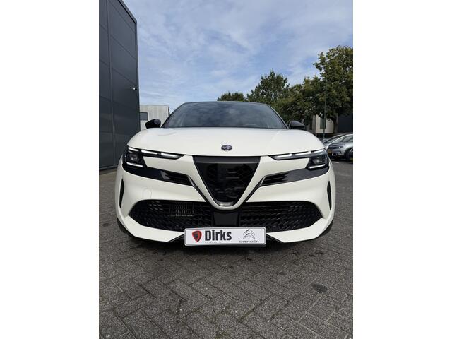 Alfa Romeo Junior 1.2 Turbo Hybrid Ibrida Speciale (Elektrische Klep - LED - Keyless Entry - Parkeersensoren V+A - Stoelverwarming - Adaptieve Cruise Controle - Camera - 18")
