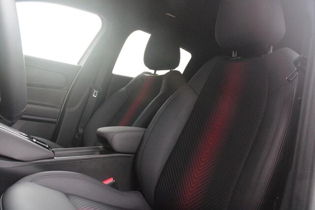 Alfa Romeo Junior 1.2 145PK AUTOMAAT Hybrid IBRIDA TI | TECHNO PACK: (LED MATRIX KOPLAMPEN, DRAADLOZE TELEFOONLADER, DODEHOEK DETECTIE, PARKEERSENSOREN VOOR ACHTER EN ZIJKANT, NAVIGATIE, ELEKTRISCH BEDIENBARE ACHTERKLEP, KEYLESS ENTRY, ADAPTIVE CRUISE CONTROL, ACHTERUITRIJ CAMERA) | PACK TI: (ELEKTRISCH BEDIENBARE BESTUUDERSSTOEL, VERKEERSBORDEN WEERGAVE, GETINTE ACHTERRUITEN, SFEER VERLICHTING, GLANZEND ZWARTE BODYKIT, 10,25" TOUCHSCREEN, LEDEREN STUURWIEL, VERSTELBARE KOFFERVLOER OP 3 NIVEAUS) | 18" LICHTMETALEN VELGEN "FORI" | DRAADLOZE APPLE CARPLAY/ANDROID AUTO | MASSAGE FUNCTIE OP DE BESTUURDERSSTOEL | STOEL VERWARMING | VOORRUIT VERWARMING | – foto 2