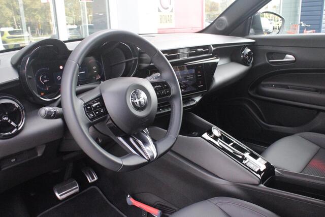 Alfa Romeo Junior 1.2 145PK AUTOMAAT Hybrid IBRIDA TI | TECHNO PACK: (LED MATRIX KOPLAMPEN, DRAADLOZE TELEFOONLADER, DODEHOEK DETECTIE, PARKEERSENSOREN VOOR ACHTER EN ZIJKANT, NAVIGATIE, ELEKTRISCH BEDIENBARE ACHTERKLEP, KEYLESS ENTRY, ADAPTIVE CRUISE CONTROL, ACHTERUITRIJ CAMERA) | PACK TI: (ELEKTRISCH BEDIENBARE BESTUUDERSSTOEL, VERKEERSBORDEN WEERGAVE, GETINTE ACHTERRUITEN, SFEER VERLICHTING, GLANZEND ZWARTE BODYKIT, 10,25" TOUCHSCREEN, LEDEREN STUURWIEL, VERSTELBARE KOFFERVLOER OP 3 NIVEAUS) | 18" LICHTMETALEN VELGEN "FORI" | DRAADLOZE APPLE CARPLAY/ANDROID AUTO | MASSAGE FUNCTIE OP DE BESTUURDERSSTOEL | STOEL VERWARMING | VOORRUIT VERWARMING | – foto 6