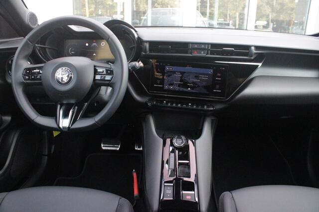 Alfa Romeo Junior 1.2 145PK AUTOMAAT Hybrid IBRIDA TI | TECHNO PACK: (LED MATRIX KOPLAMPEN, DRAADLOZE TELEFOONLADER, DODEHOEK DETECTIE, PARKEERSENSOREN VOOR ACHTER EN ZIJKANT, NAVIGATIE, ELEKTRISCH BEDIENBARE ACHTERKLEP, KEYLESS ENTRY, ADAPTIVE CRUISE CONTROL, ACHTERUITRIJ CAMERA) | PACK TI: (ELEKTRISCH BEDIENBARE BESTUUDERSSTOEL, VERKEERSBORDEN WEERGAVE, GETINTE ACHTERRUITEN, SFEER VERLICHTING, GLANZEND ZWARTE BODYKIT, 10,25" TOUCHSCREEN, LEDEREN STUURWIEL, VERSTELBARE KOFFERVLOER OP 3 NIVEAUS) | 18" LICHTMETALEN VELGEN "FORI" | DRAADLOZE APPLE CARPLAY/ANDROID AUTO | MASSAGE FUNCTIE OP DE BESTUURDERSSTOEL | STOEL VERWARMING | VOORRUIT VERWARMING | – foto 7