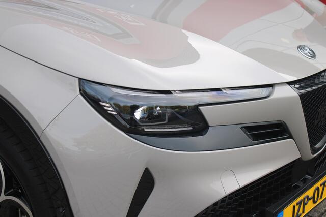 Alfa Romeo Junior 1.2 145PK AUTOMAAT Hybrid IBRIDA TI | TECHNO PACK: (LED MATRIX KOPLAMPEN, DRAADLOZE TELEFOONLADER, DODEHOEK DETECTIE, PARKEERSENSOREN VOOR ACHTER EN ZIJKANT, NAVIGATIE, ELEKTRISCH BEDIENBARE ACHTERKLEP, KEYLESS ENTRY, ADAPTIVE CRUISE CONTROL, ACHTERUITRIJ CAMERA) | PACK TI: (ELEKTRISCH BEDIENBARE BESTUUDERSSTOEL, VERKEERSBORDEN WEERGAVE, GETINTE ACHTERRUITEN, SFEER VERLICHTING, GLANZEND ZWARTE BODYKIT, 10,25" TOUCHSCREEN, LEDEREN STUURWIEL, VERSTELBARE KOFFERVLOER OP 3 NIVEAUS) | 18" LICHTMETALEN VELGEN "FORI" | DRAADLOZE APPLE CARPLAY/ANDROID AUTO | MASSAGE FUNCTIE OP DE BESTUURDERSSTOEL | STOEL VERWARMING | VOORRUIT VERWARMING | – foto 10