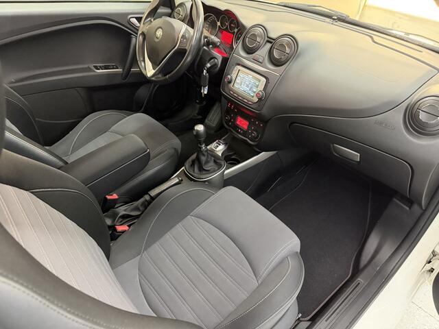 Alfa Romeo MITO 0.9 TwinAir Super, 105Pk, 2017, 1ste eigenaar, Panoramadak, Navigatie, Cruise control, Climate control, DAB radio, Parkeersensoren, Bluetooth audio,