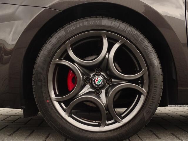 Alfa Romeo MITO 0.9 TwinAir | Esclusiva | Rood Leer!! | 17 inch | Stoelverwarming | NAV | 105PK!!