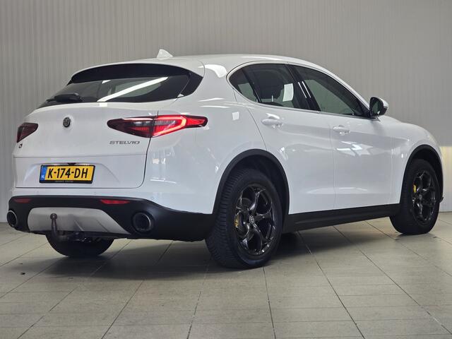 Alfa Romeo Stelvio 2.0 T AWD Super/ 202pk!/ Trekhaak/ Keyless/ Camera/ Android Auto/ DAB+/ Lane-Assist./ Dode-Hoek DET./ 19'' LMV/ Navi/ Clima/ Cruise/ Bluetooth/ Multi. LEDER. Stuur/ PDC V+A.