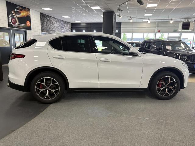 Alfa Romeo Stelvio 2.0 Turbo 280pk AWD Super Q4 Apple carplay, stuurschakeling, performance pack, stoel/stuurverwarming