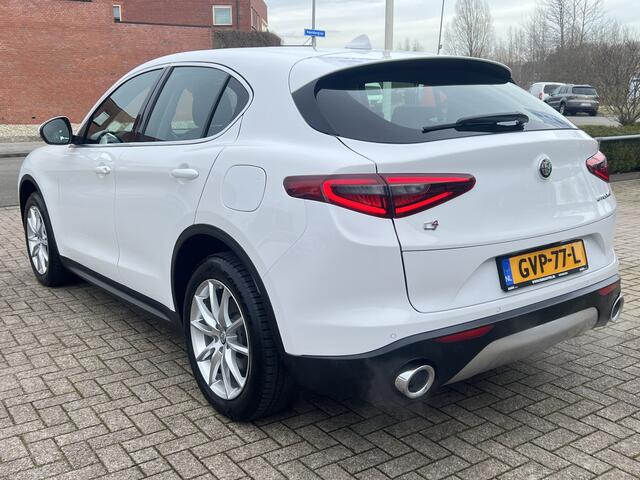 Alfa Romeo Stelvio 2.0 T 280 Pk AWD First Edition Xenon Navigatie Camera Elek Stoelen Leder Stoel + Stuurverwarming 19 inch Velgen DAB