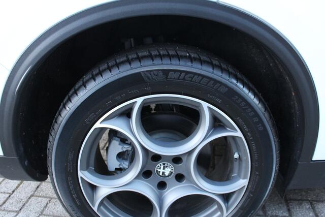 Alfa Romeo Stelvio 2.0 T AWD Super Leder-Navi-Memory-Carplay-Afn. Trekhaak. 16.000 KM !!