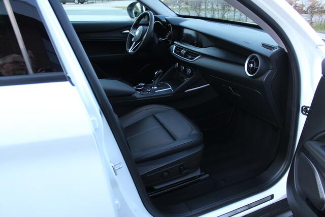 Alfa Romeo Stelvio 2.0 T AWD Super Leder-Navi-Memory-Carplay-Afn. Trekhaak. 16.000 KM !!