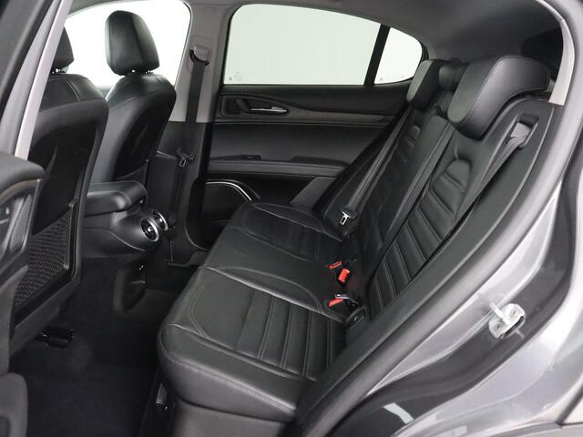 Alfa Romeo Stelvio 2.0 T AWD First Edition | Trekhaak | Leder | Stoel & stuurverwarming | Camera | Bi-Xenon | Navigatie | Climate control | Keyless | Cruise control | Bluetooth | Getint glas