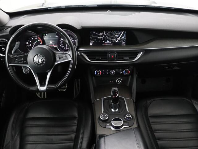 Alfa Romeo Stelvio 2.0 T AWD First Edition | Trekhaak | Leder | Stoel & stuurverwarming | Camera | Bi-Xenon | Navigatie | Climate control | Keyless | Cruise control | Bluetooth | Getint glas