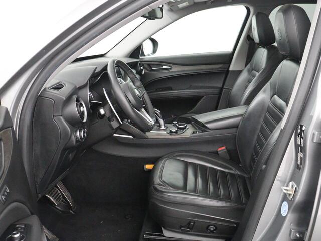 Alfa Romeo Stelvio 2.0 T AWD First Edition | Panoramadak | Adaptive cruise | Leder | Stoel & stuurverwarming | Bi-Xenon | Camera | 20'' | Navigatie | Trekhaak | Side Assist | Keyless | Climate control | Origineel NL