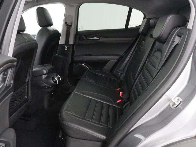 Alfa Romeo Stelvio 2.0 T AWD First Edition | Panoramadak | Adaptive cruise | Leder | Stoel & stuurverwarming | Bi-Xenon | Camera | 20'' | Navigatie | Trekhaak | Side Assist | Keyless | Climate control | Origineel NL