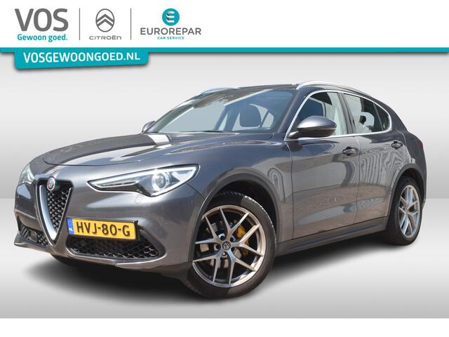 Alfa Romeo Stelvio 2.0 T 280pk AWD (4x4) Super Veloce Automaat | Navigatie | Carplay & Android Auto | Camera | Airco ECC | Panoramisch Open Dak | Parkeersensoren | Leder | Lichtmetalen Velgen | Dodehoek Detectie | Alarm | Isofix | 4 Seizoenen Banden | Zeer Compleet!!!