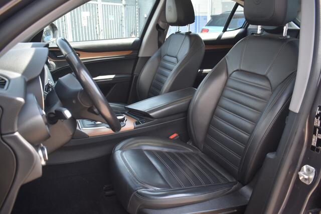 Alfa Romeo Stelvio 2.0 T 280pk AWD (4x4) Super Veloce Automaat | Navigatie | Carplay & Android Auto | Camera | Airco ECC | Panoramisch Open Dak | Parkeersensoren | Leder | Lichtmetalen Velgen | Dodehoek Detectie | Alarm | Isofix | 4 Seizoenen Banden | Zeer Compleet!!!