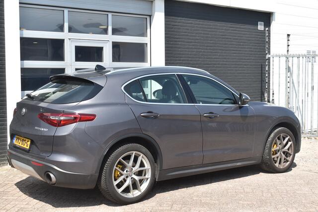 Alfa Romeo Stelvio 2.0 T 280pk AWD (4x4) Super Veloce Automaat | Navigatie | Carplay & Android Auto | Camera | Airco ECC | Panoramisch Open Dak | Parkeersensoren | Leder | Lichtmetalen Velgen | Dodehoek Detectie | Alarm | Isofix | 4 Seizoenen Banden | Zeer Compleet!!!