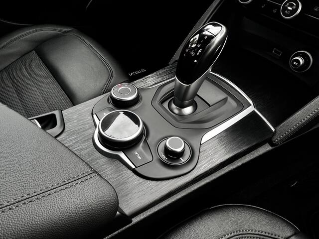 Alfa Romeo Stelvio 2.2d Customized Verde Visconti | Carplay | 20 inch | Leer | ETC.