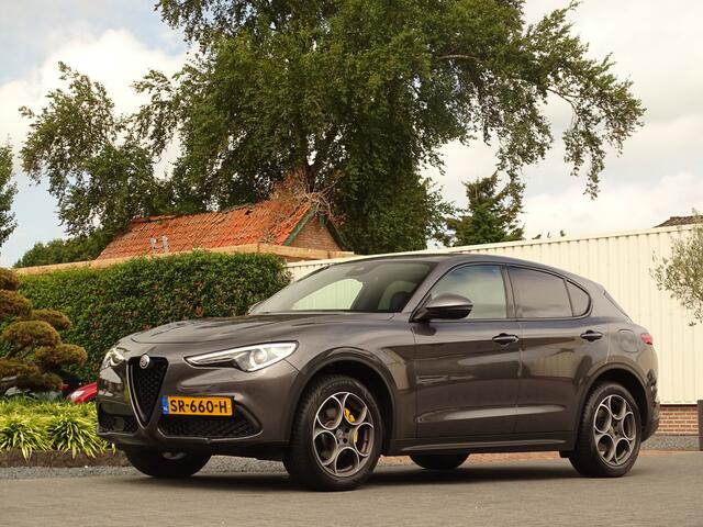 Alfa Romeo Stelvio 2.0 T AWD Velocest. | Carplay!! | Flippers | All-Black! | Donkere hemelbekl.